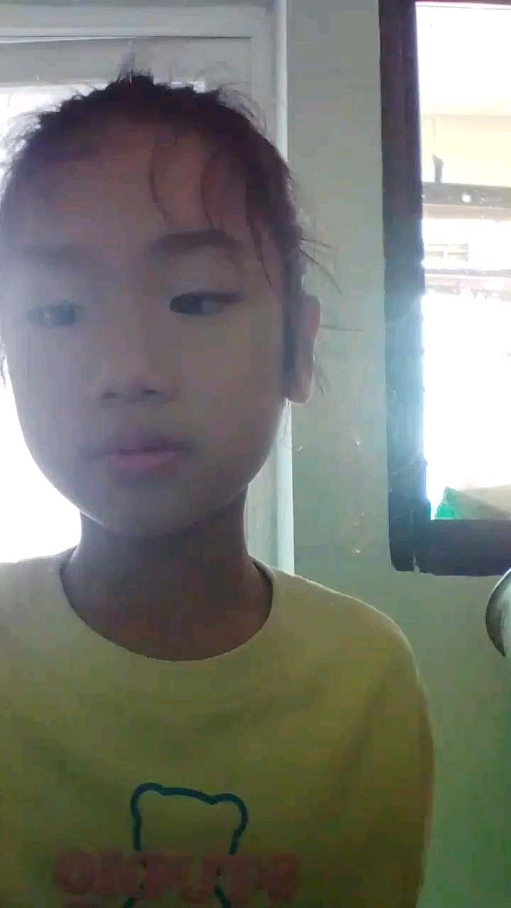 我是新手，名叫钟昕妍，有一台钢琴。