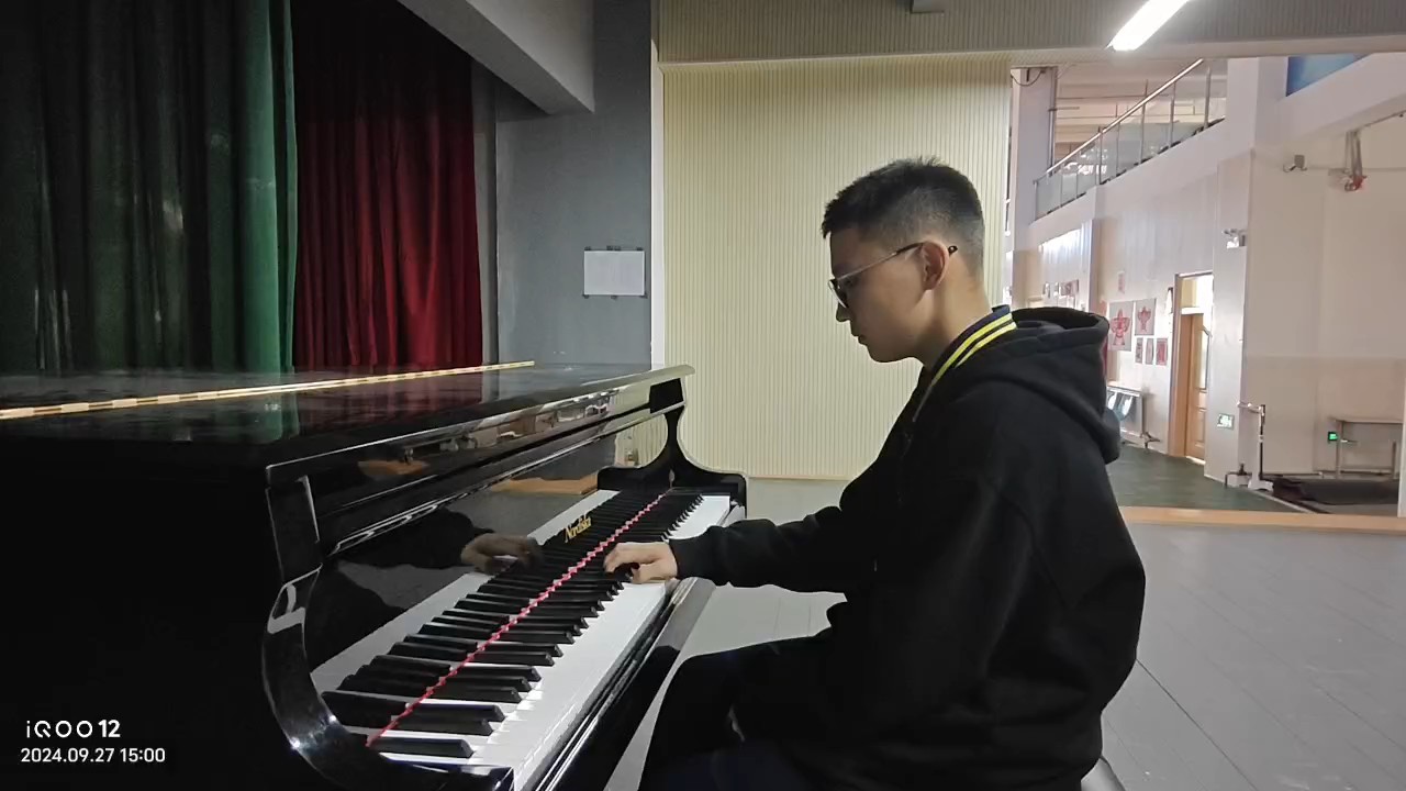 在校练琴
