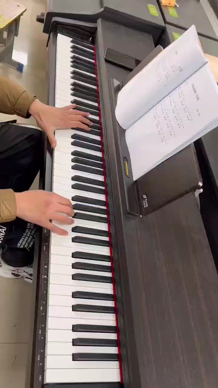 夜的钢琴曲，一首安静，而带着悲伤的曲子，能够接触到我们的心情