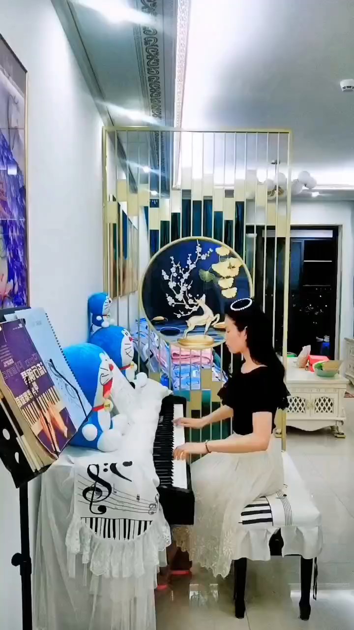 心中的美好不取决于外界只存在你的心境，一生热爱钢琴🎹，不断学习钢琴🎹，愿我们在音乐的世界里，在舞蹈的熏陶中，在书香的气息下不断进步强大起来！