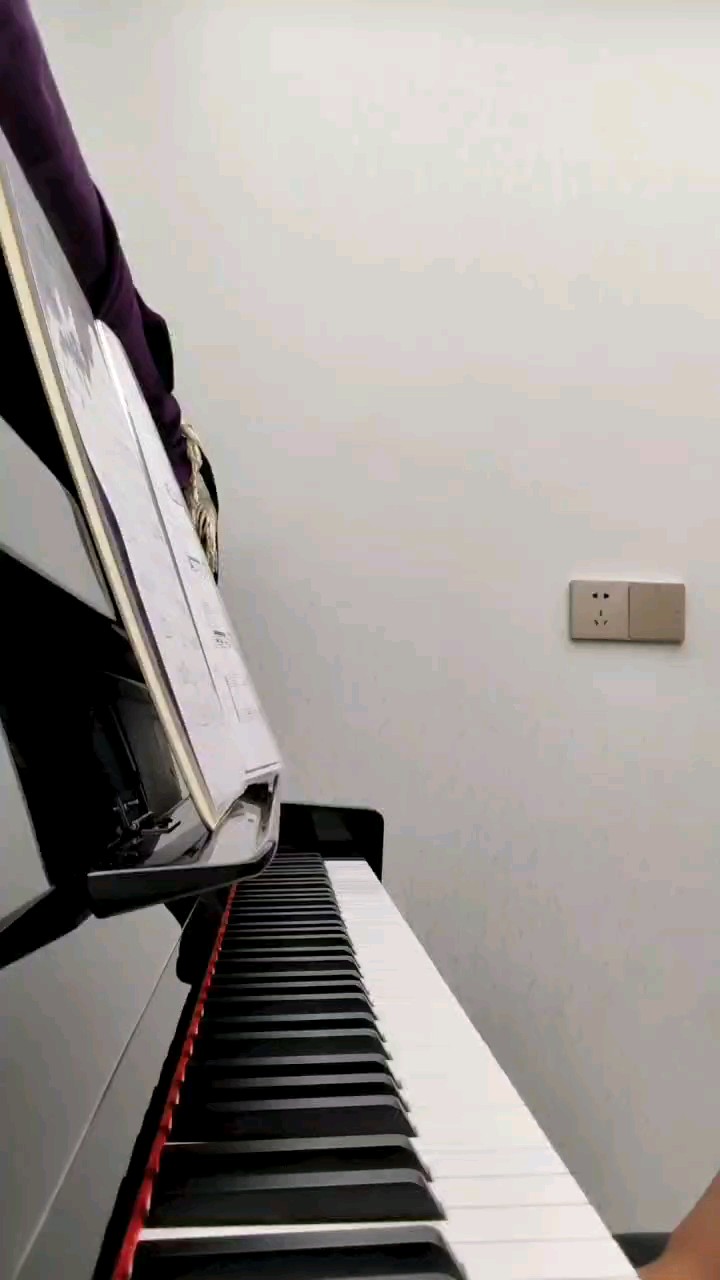 有点小插曲，单手弹了一会儿