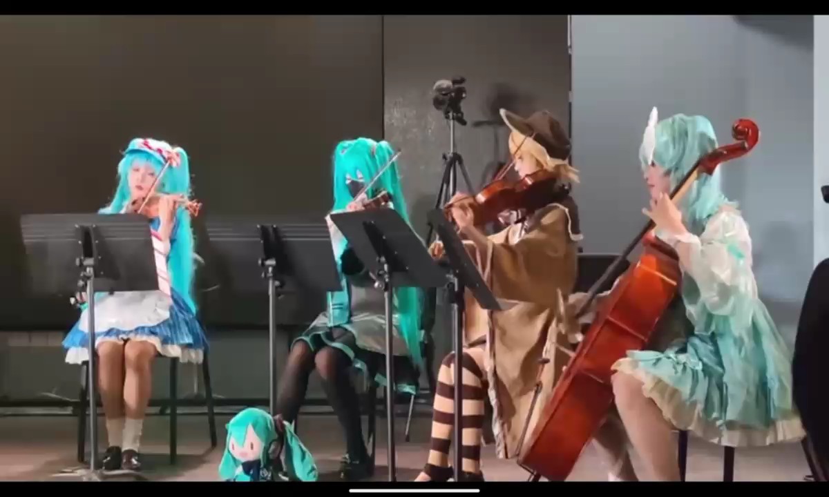 这是第三届​北京·VOCALOID室内​乐，活动由葱韵环京和灵感乐社的挂件联合举办，乐团成员均来自中央音乐学院。（当时我手抖有点吵很抱歉😭）