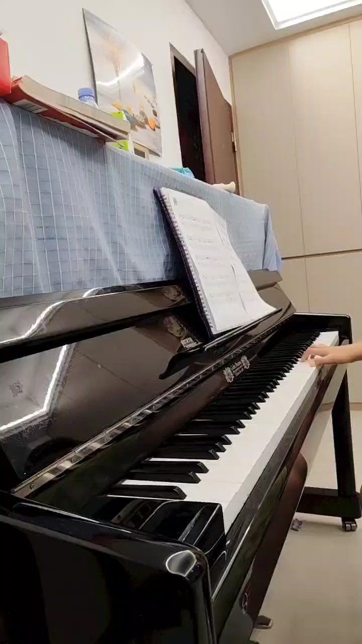 因为左手不会，所以只好用右手来弹了，然后右手也是不太熟，所以没弹完。