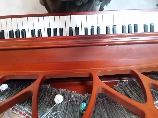 《Someone You Loved》是苏格兰唱作人Lewis Capaldi的全球热单，一首关于“失去”的深情之作。其从简单钢琴到情感爆发的编曲，搭配他沙哑而破碎的标志性嗓音，将私人伤痛唱成了全球共