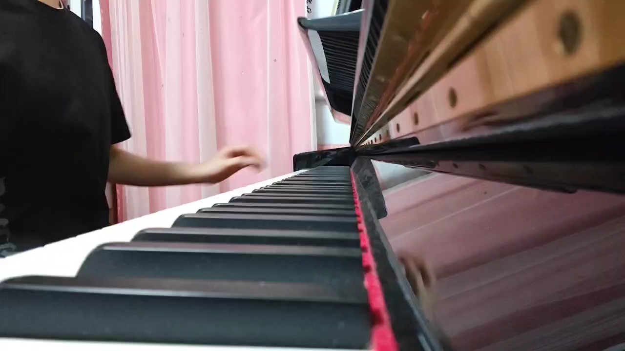 往前走，想起绞缠一生再无法隐瞒的心动，太汹涌，终于看破，明月难圆气数已尽的美梦。