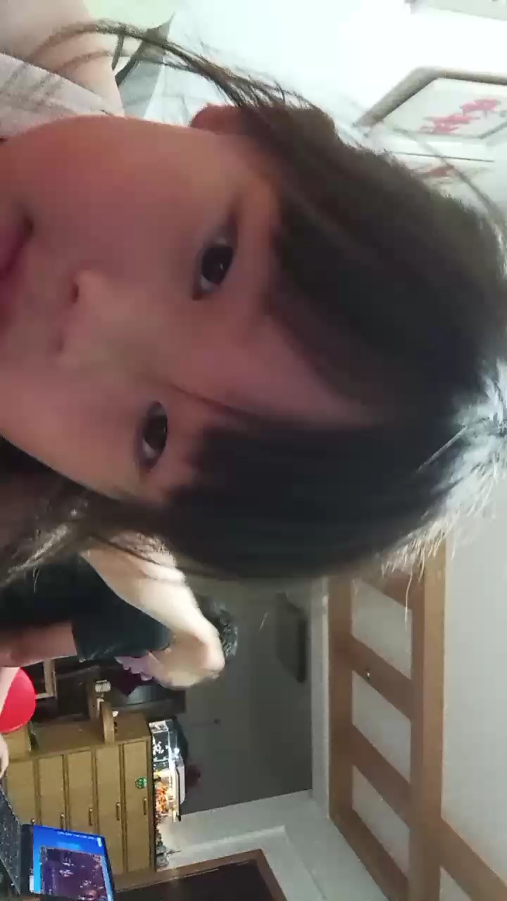 我的肚子有点大，也有点胖，但是我的头比较好看的哈。😘😘