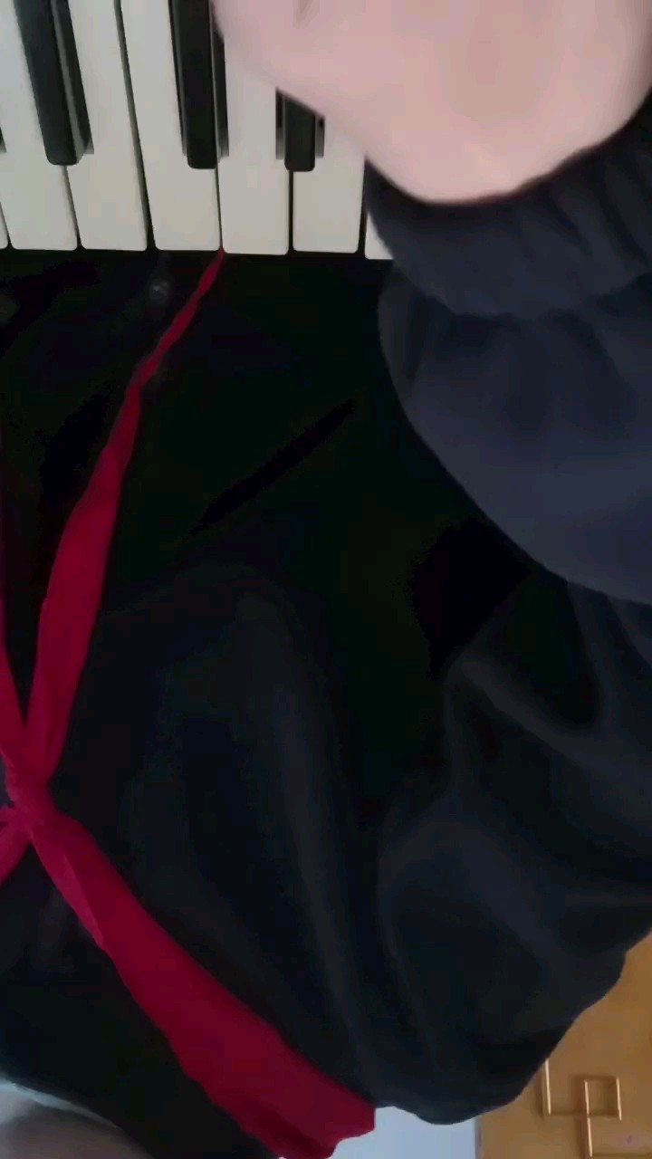 爷爷的老钢琴。所以会有错音。