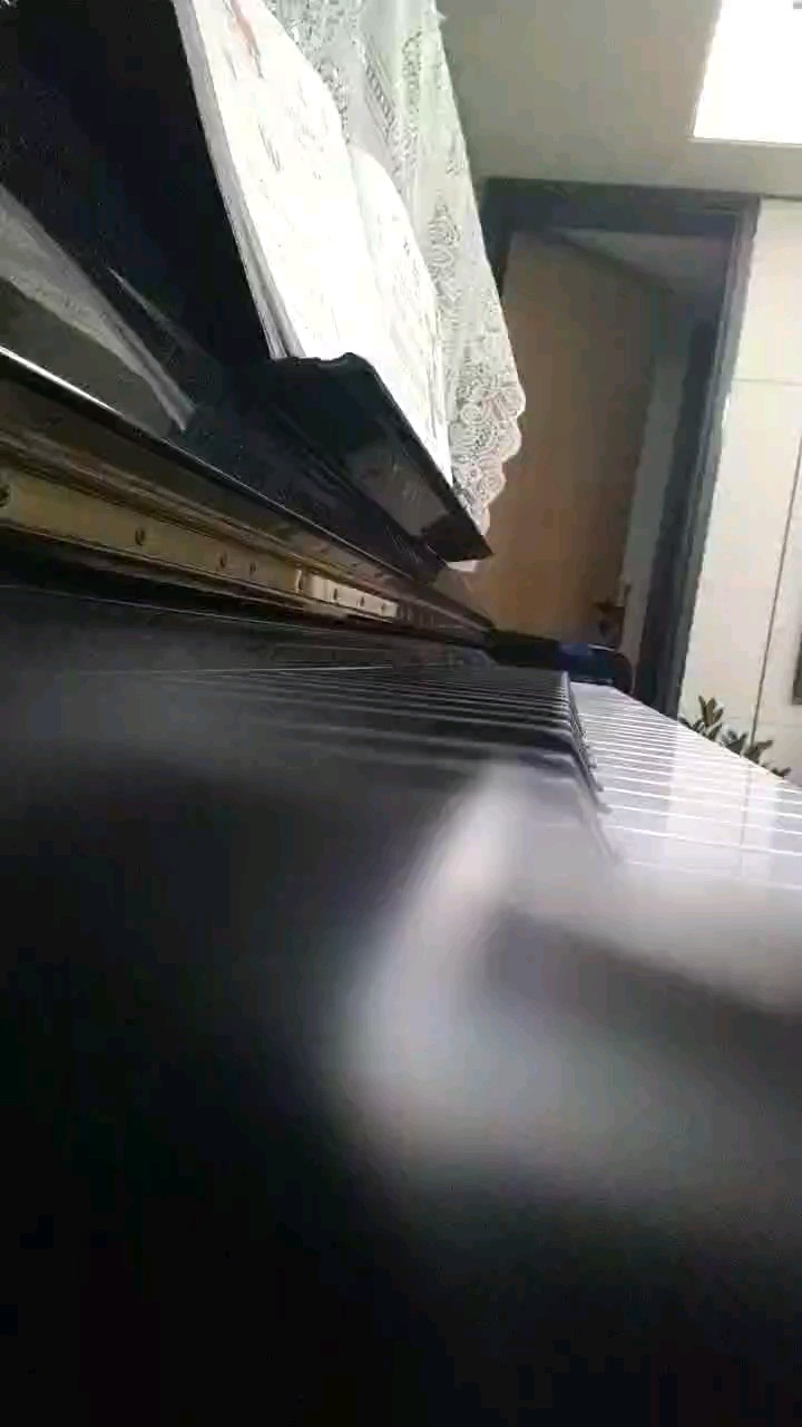 举头望明月，低头思故乡。