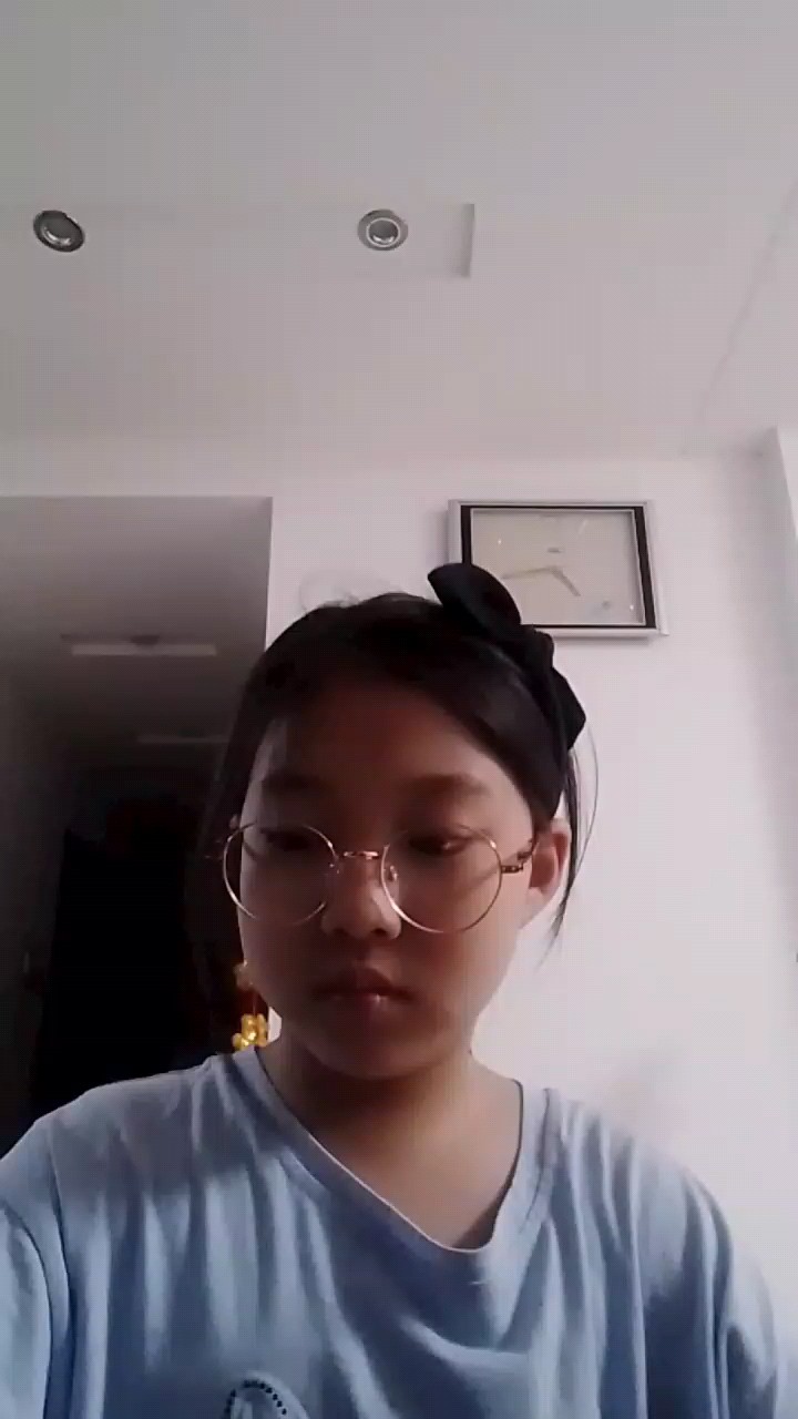 本人是小孩子，彈琴不好。