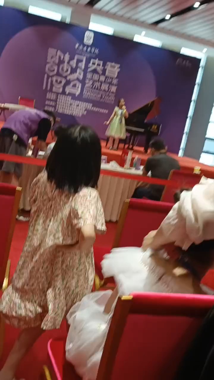 唱的是，拾稻穗，的小姑娘