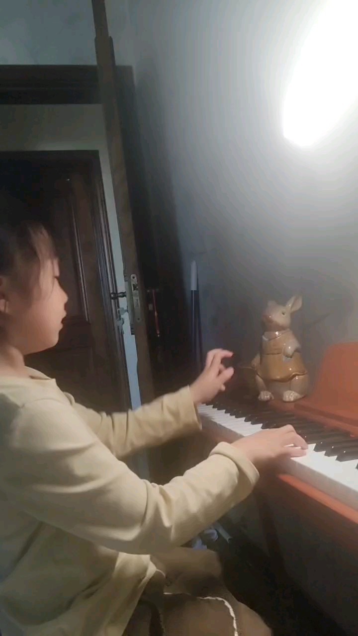 快慢相间的节奏给人带来欢快的感觉