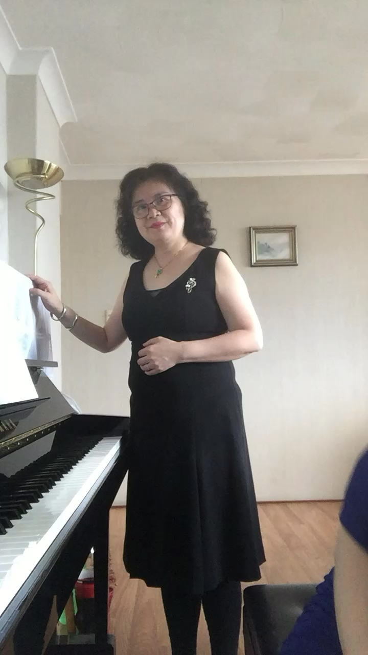 這是我自学彈鋼琴六個月后為妹妹伴奏《送別》一曲.演奏视频