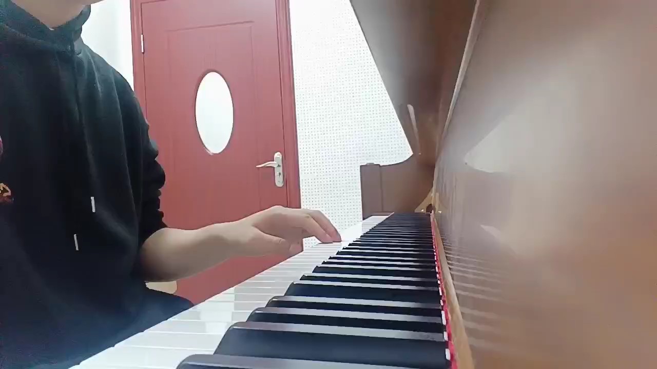 刚学钢琴，第一天。手很僵硬。
