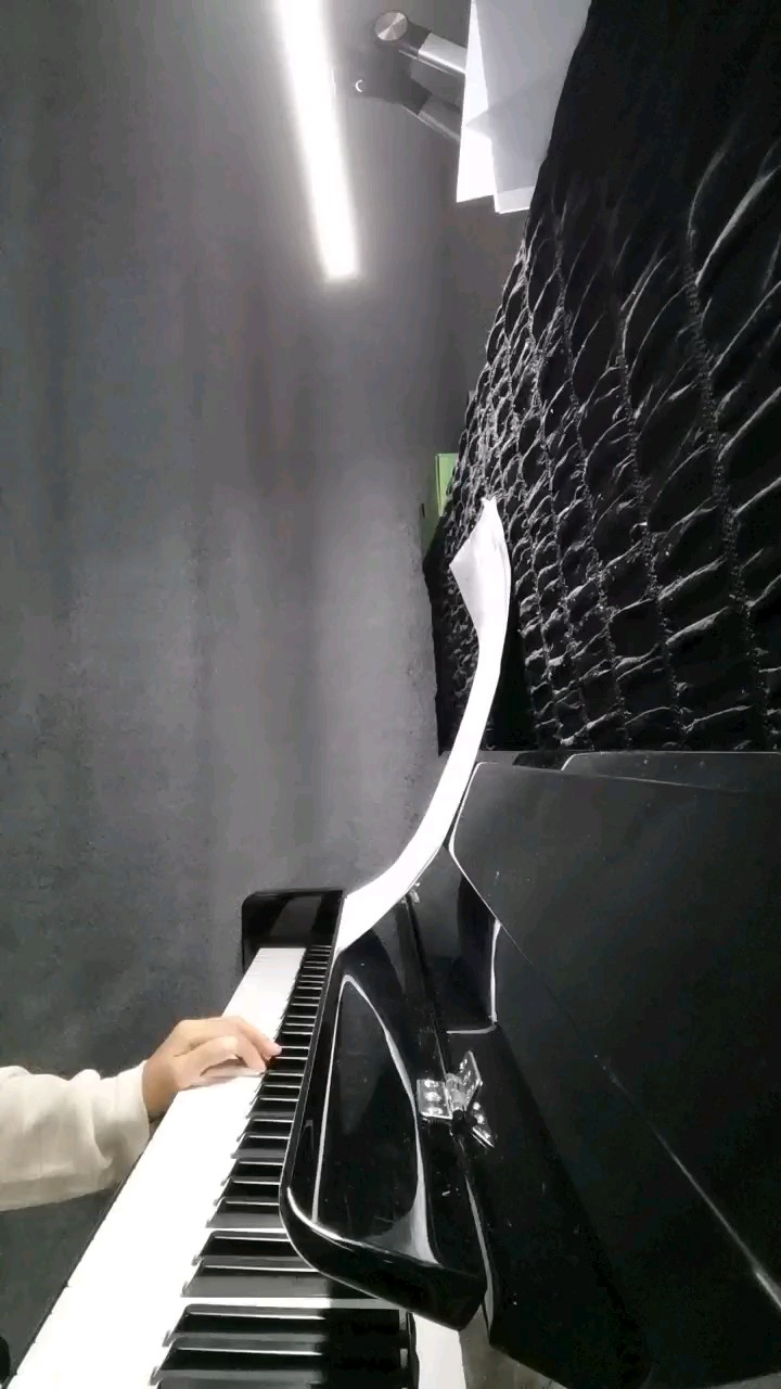 弹了一小段，感觉还可以吧！😅