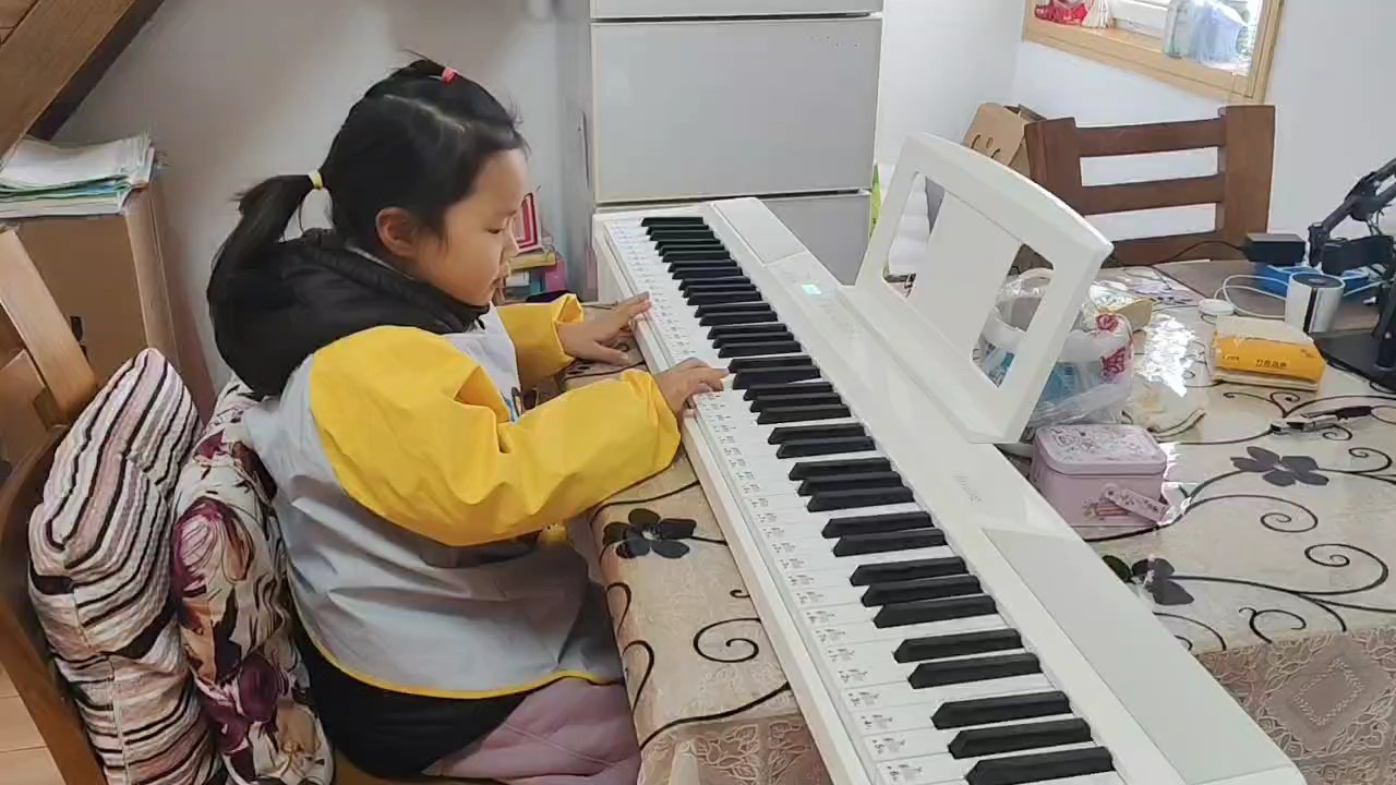 今天开始练琴了，小手还是不太灵活，继续加油咯！