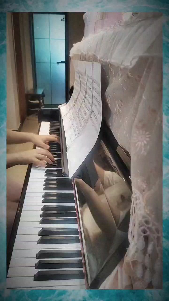 那年的我们
相聚在夏天
此时我们
在夏天分别
我们都有各自需要奔赴的山海
愿你们在自己的山海闪闪发光
后会有期，顶峰相见