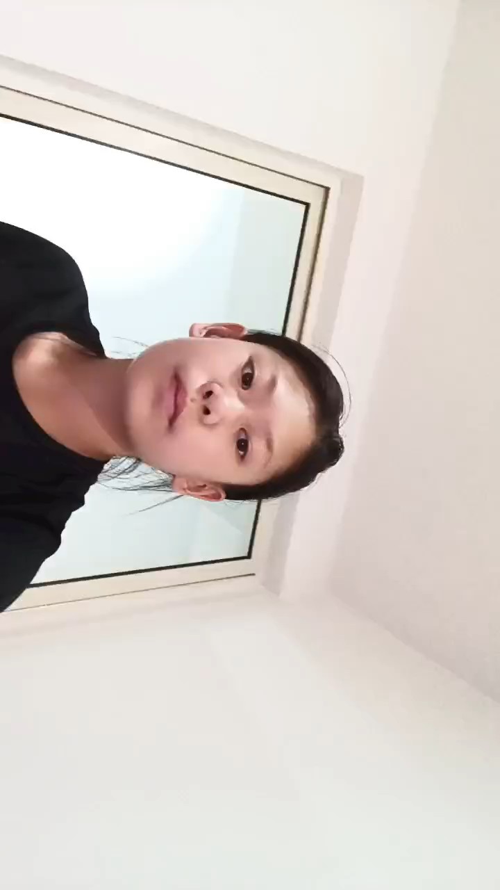 大朋友，小朋友，企业家朋友们，大家可以支持一下吗？刚学竹笛第二节课。请大家不要吐槽这是练钢琴的APP但在我眼里，曲谱在什么乐气中都是可以看的。你们猜猜我多少岁？对了，最近得阑尾炎了，发的视频稍微少点。
