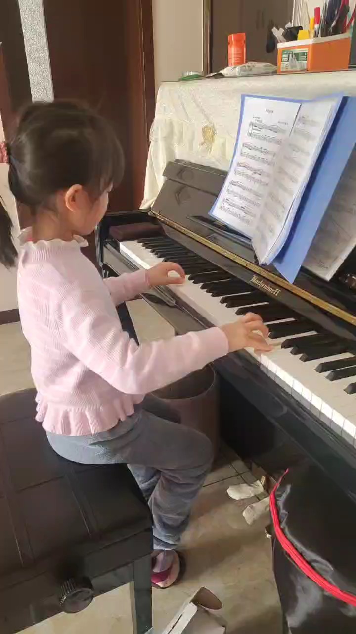 宝贝最近练习的一首新曲，虽然还不是很熟，已经很棒了！加油💪