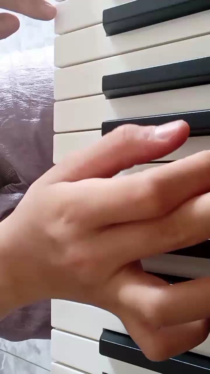 有点卡，自学钢琴指法可能是错的😅很喜欢这首，就练一下🙂（轻喷）😙