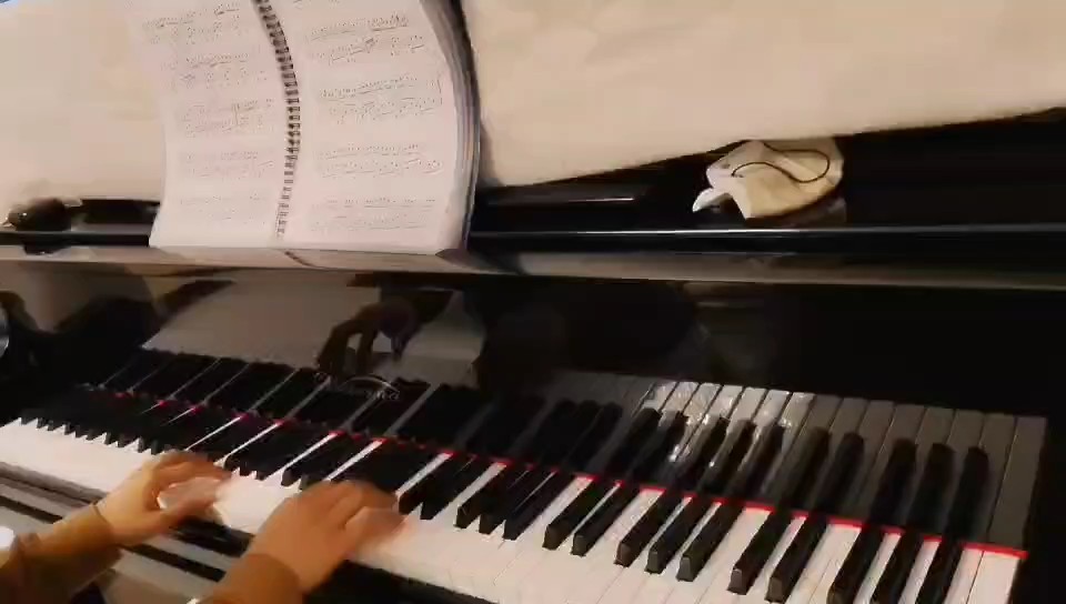 从开始弹的邦邦硬没有感情，到现在能弹的有点感觉了，也有一点感情了，努力不会辜负自己