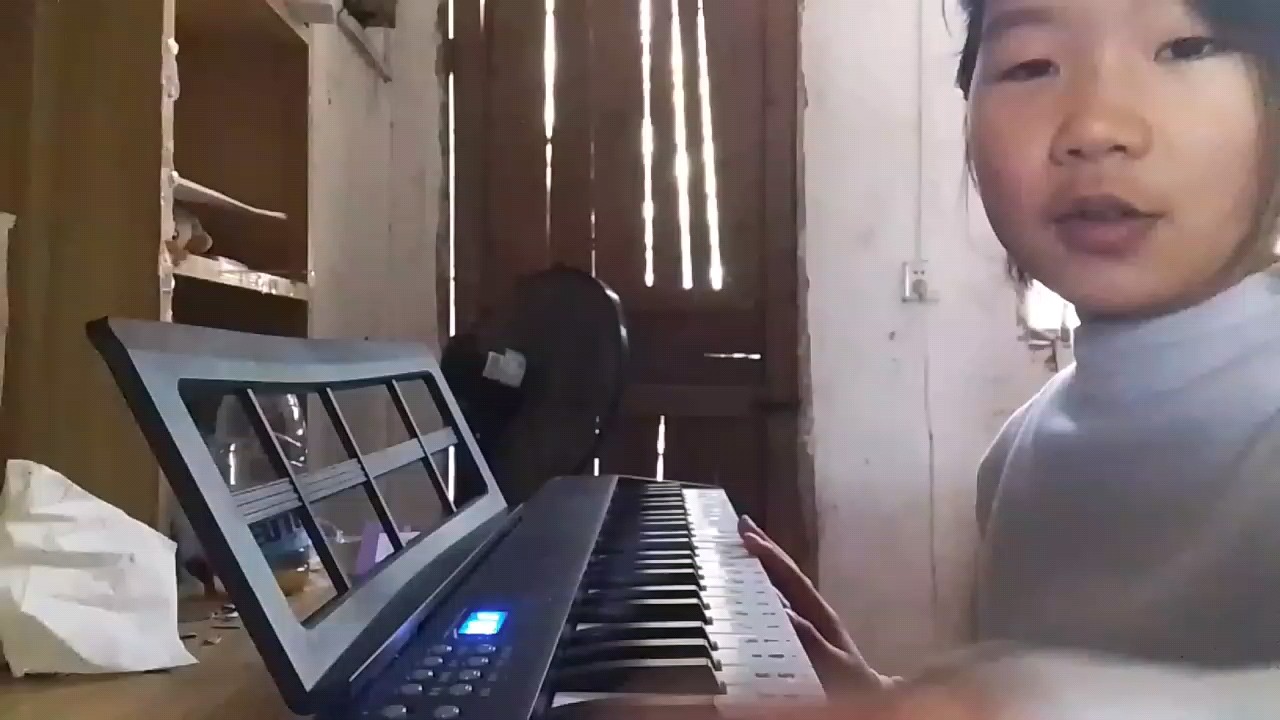 我可能看起来有点呆，弹的不大好听，别骂人。