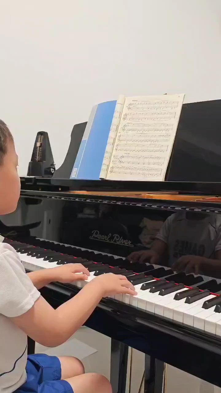 左手和弦还需要力度轻一点