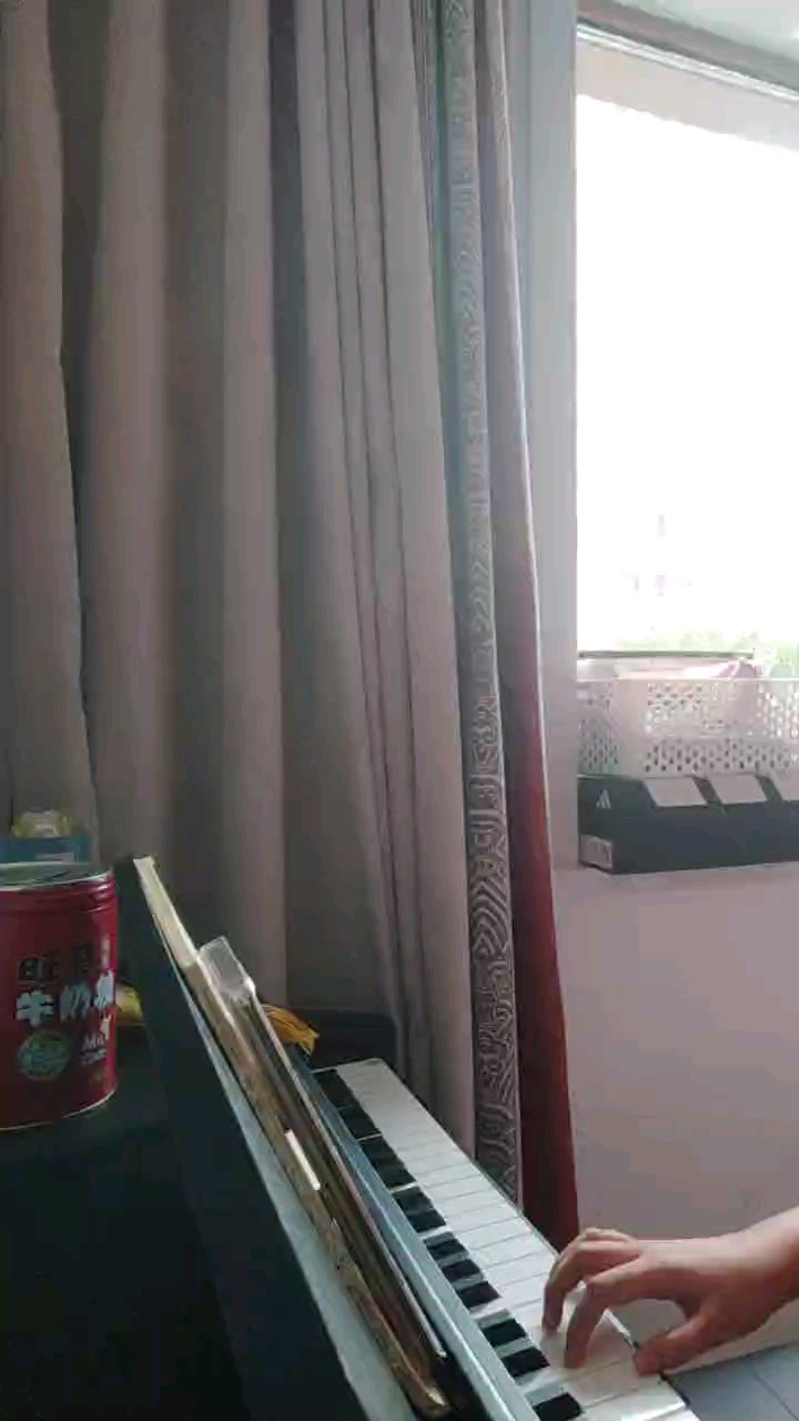 我不行了，有点儿紧张，有两音没弹好，只会单手，双手太难了学不会，轻喷