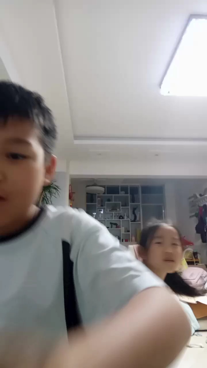 我搁着弹琴，我妹搁后面捣乱