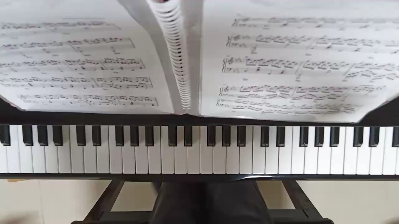 一年多没弹琴了，有几处错音比较多，见谅