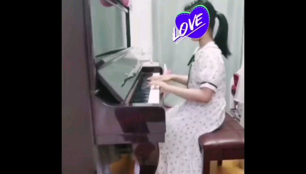 翻到了去年钢琴考十级的视频！