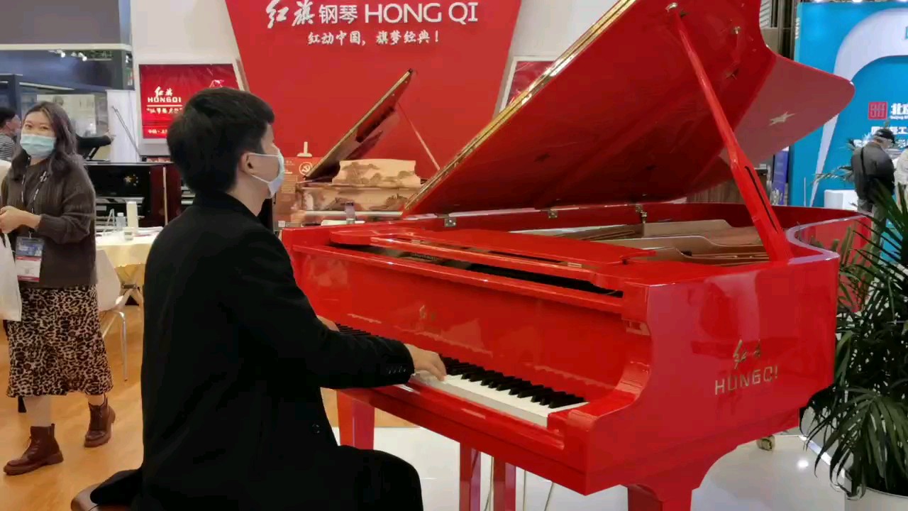 在上海国际乐器展现场捕捉一枚帅哥即兴演奏《歌唱祖国》！