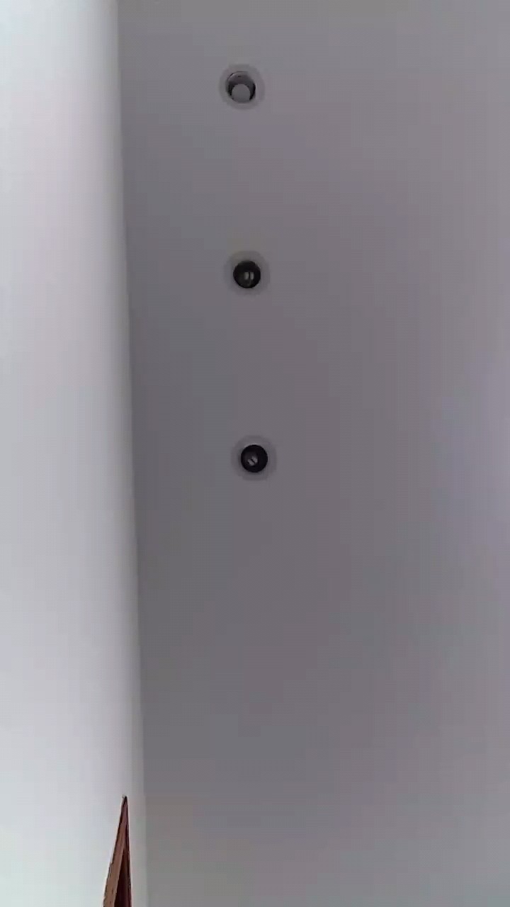 第1次拍摄还有点尴尬。