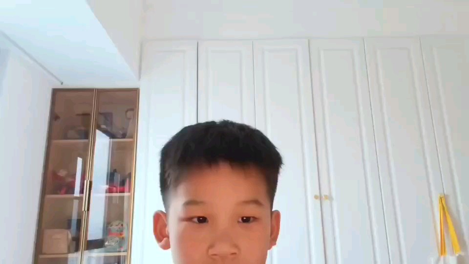 我是闫一鸣，刚学钢琴几年了，身为MC老玩家，我当然要弹这首曲子，此生无悔MC来世再做方块人，方块树上方块果方块树下你和我