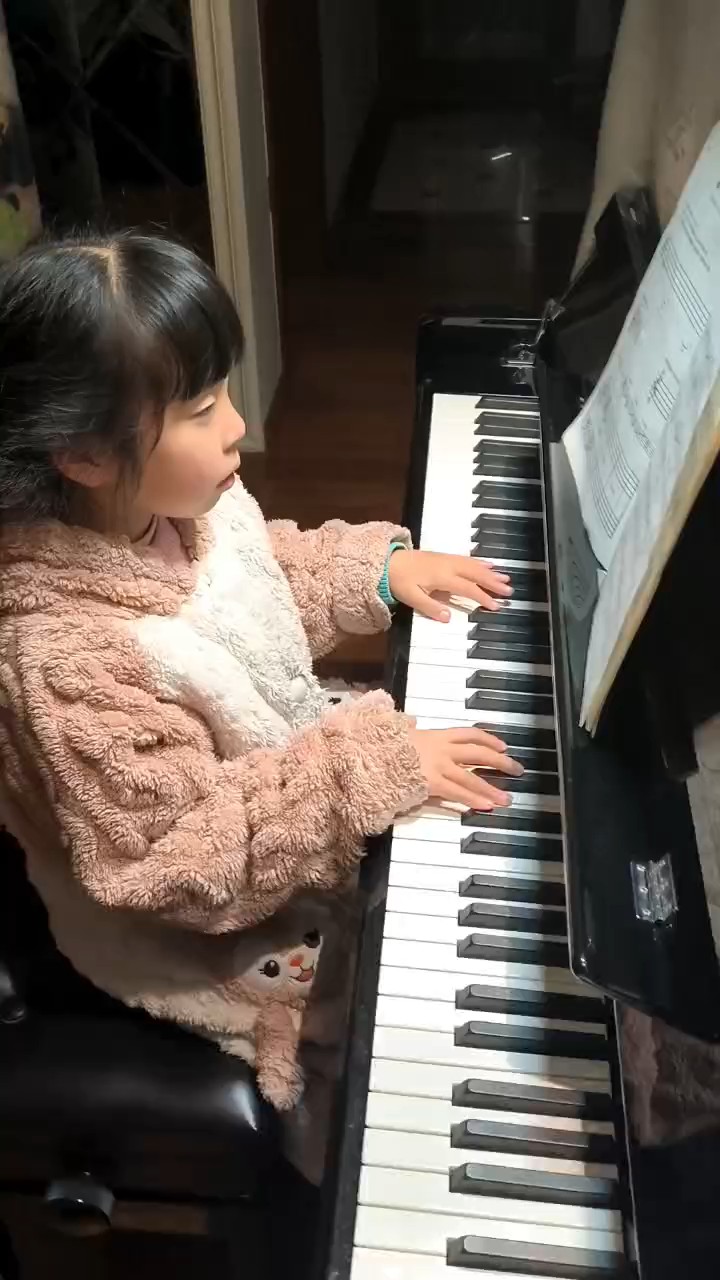 草莓熊宝宝还偷笑