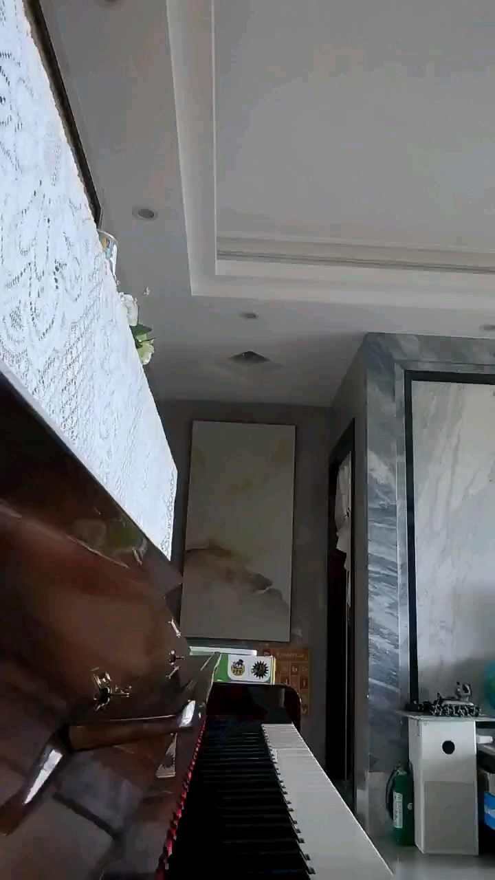 本来家里都没有钢琴的。但是买了钢琴之后。第一眼就爱一年之后you不爱了。