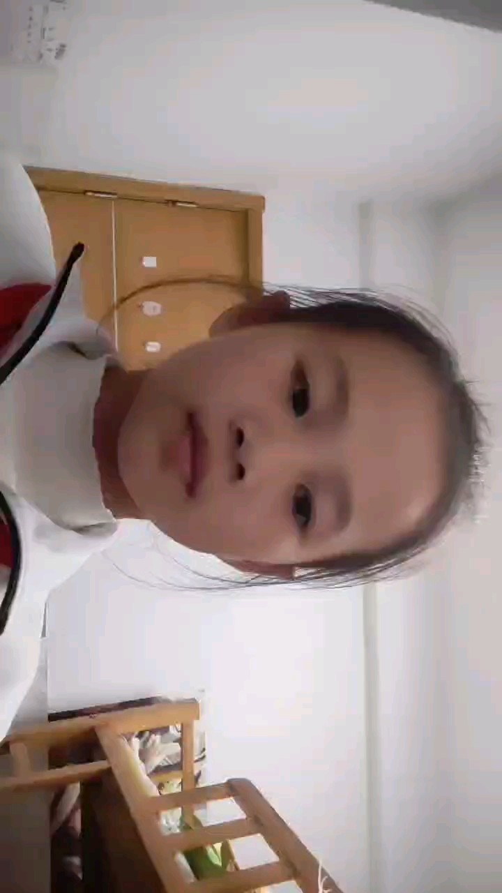 背时不小心弹错几个音。