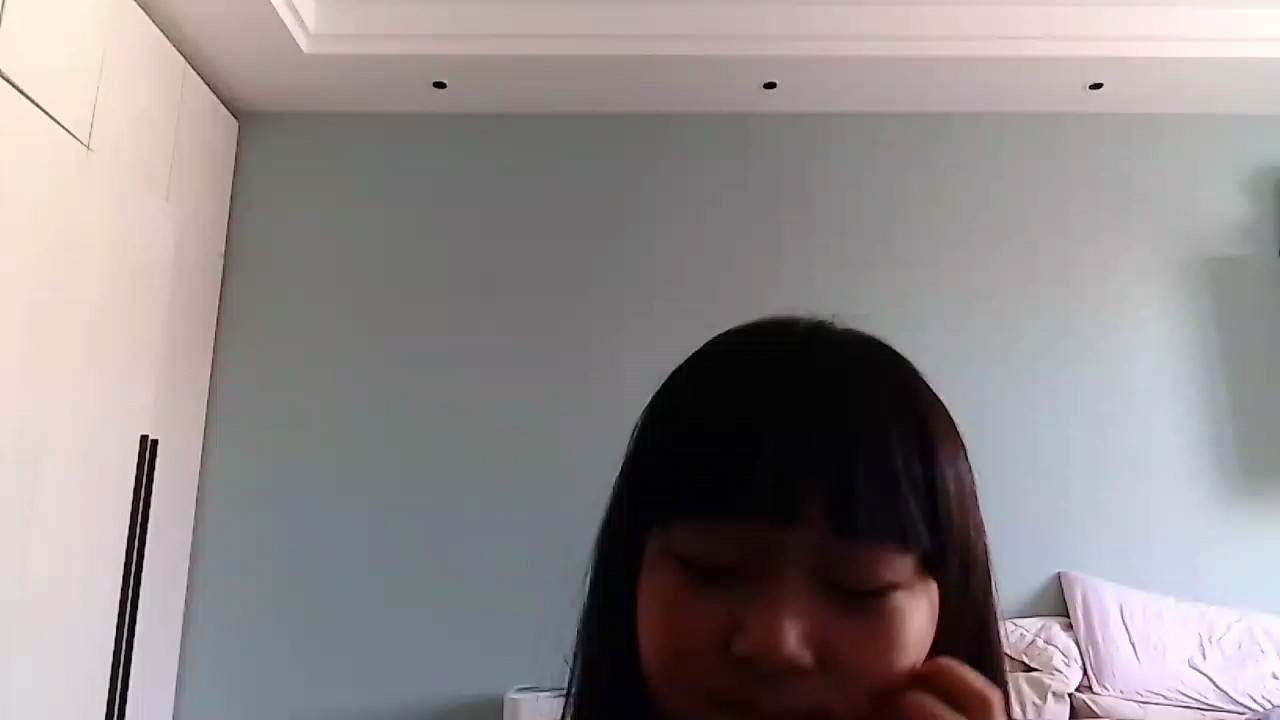 当时是我的小提琴，弹的时候有一点点难。