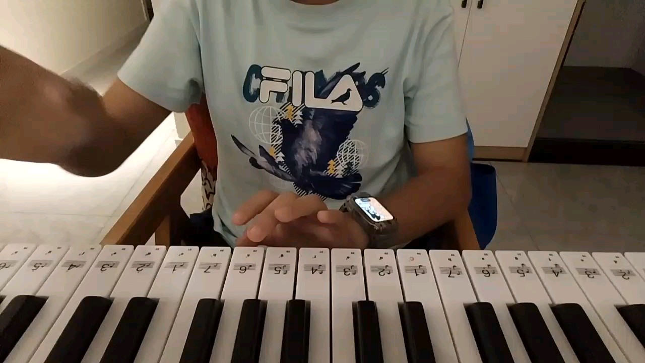 第1次弹这首曲子
有一个音调弹错了，勿喷