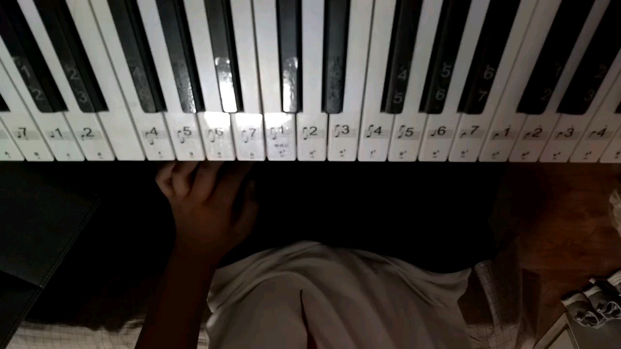 这是一首周杰伦的歌,有一两个错音,大神勿喷