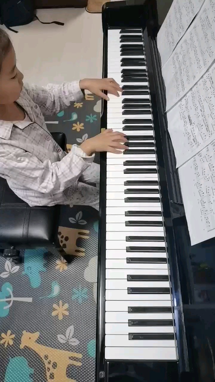 看着挺简单的就让孩子弹了，结果对位太难了