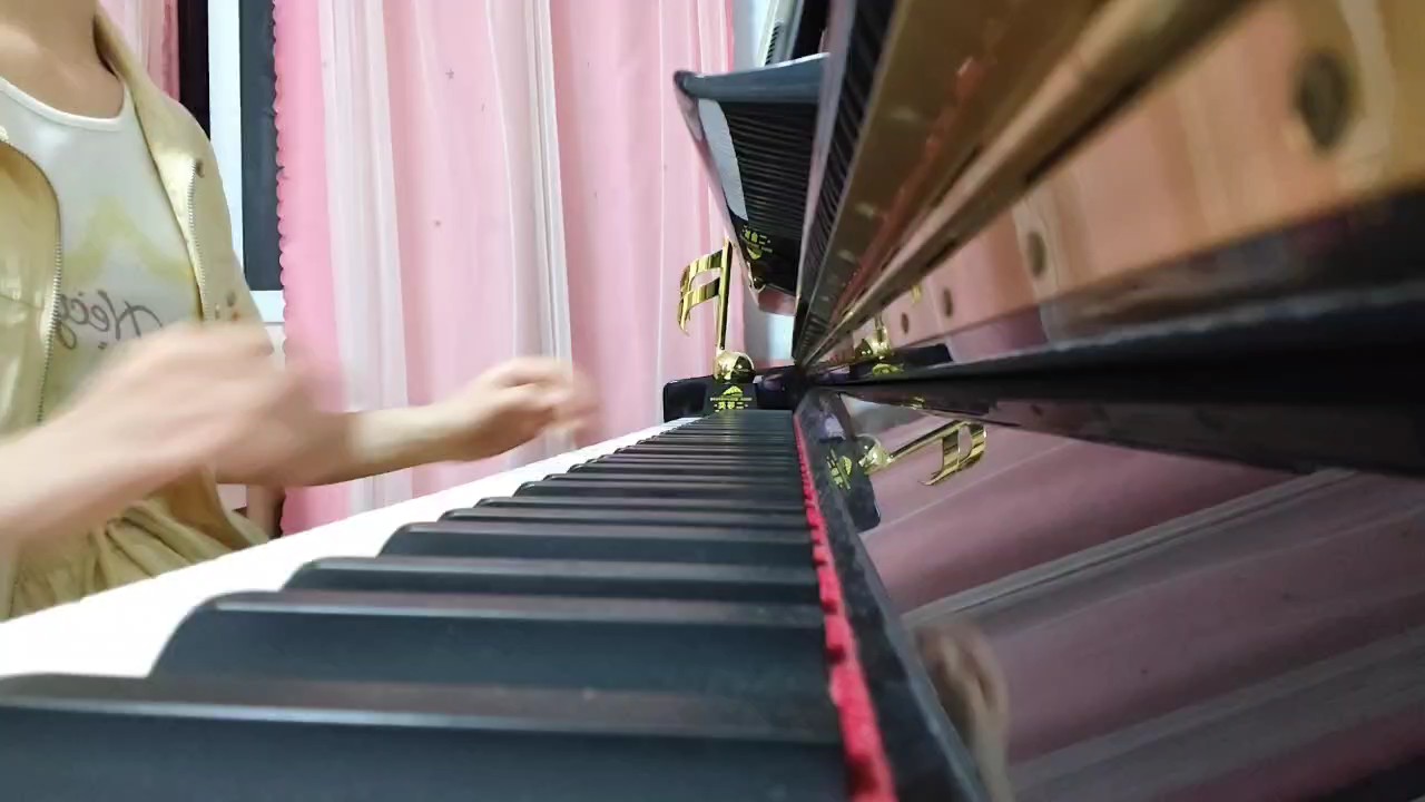 不如含着眼泪说你好，你好不好再也不重要，不如将过去通通丢掉，留在记忆最美的一角。
