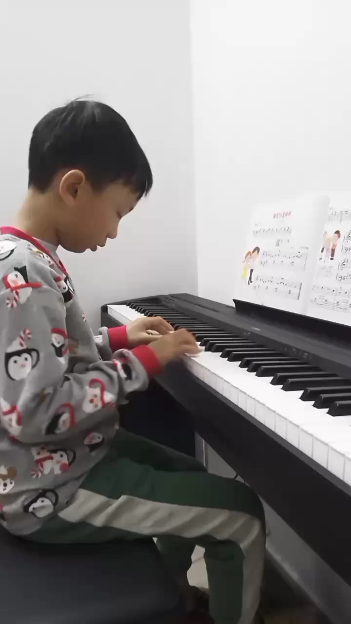 小朋友初学钢琴