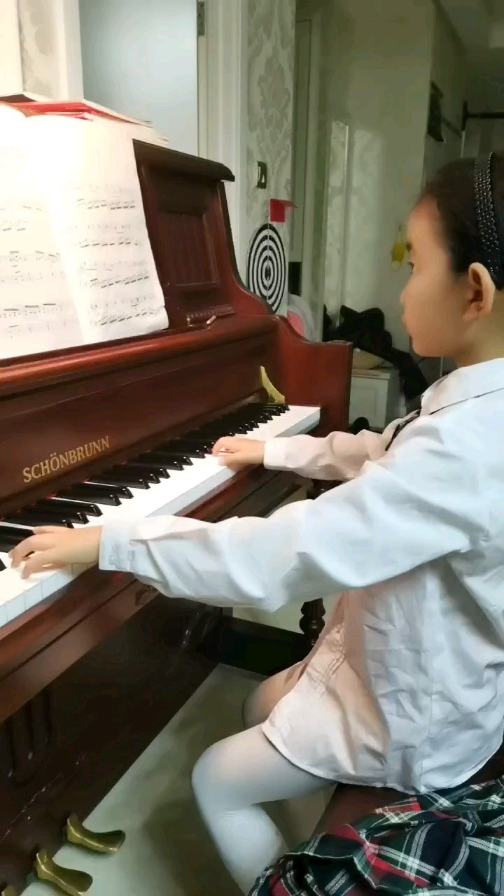 "钢琴，它不仅是音符的编织者，更是心灵的音乐家。它在我指尖下流淌出的旋律，如同诗篇般深情的表达，揭示了我内心的世界，引导我深入理解和体验生活。"
