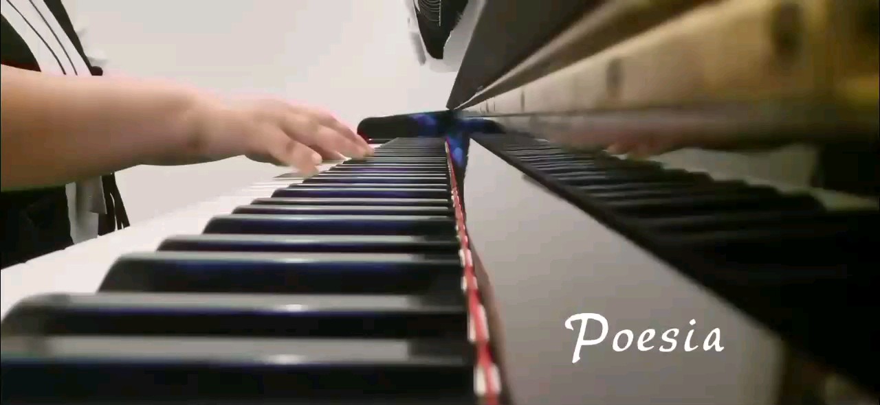 Poesia'是意大利语中“诗歌”的统称，它既是意大利文学的核心体裁，也是民族文化的精神象征。从历史传承到现代创作，poesia通过语言韵律、情感表达和文化内涵，展现了意大利人对艺术与思想的深度探索。