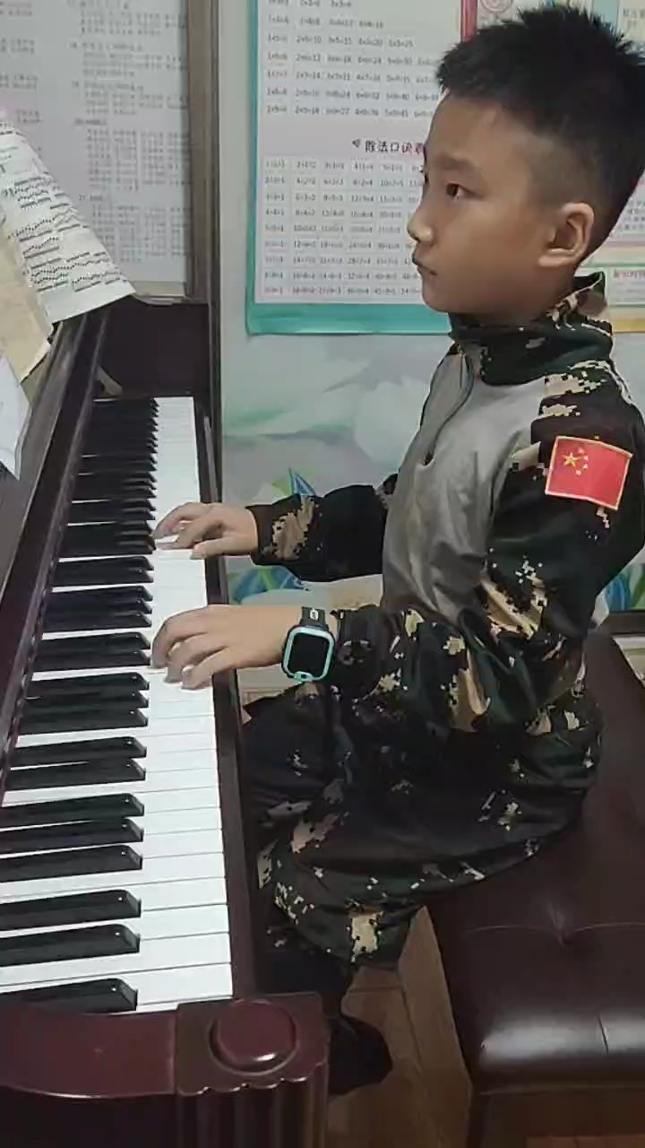 认真练琴的小孩👶