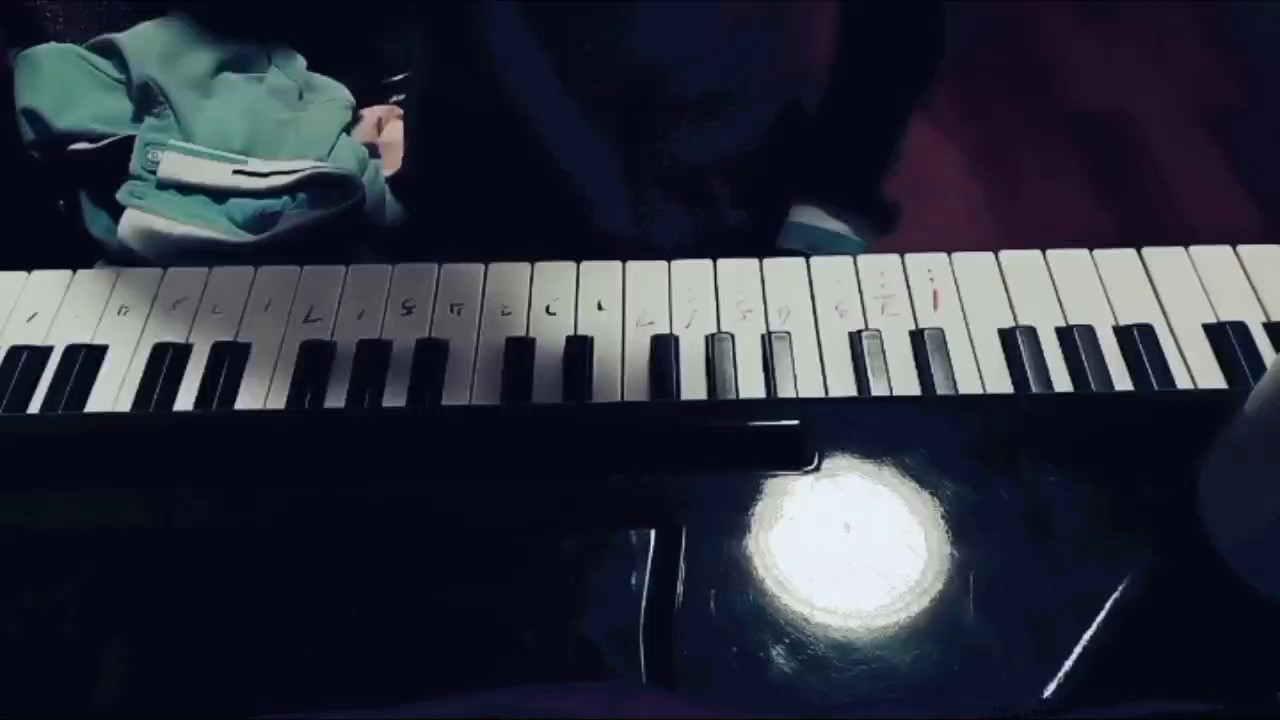 刚入坑那位大佬教一下我❓    我不会两个手～不会不会看谱子～只会这个👆🏻😥   后天我要完整的学会这个曲子学校要我去弹～😱😱😱急急急