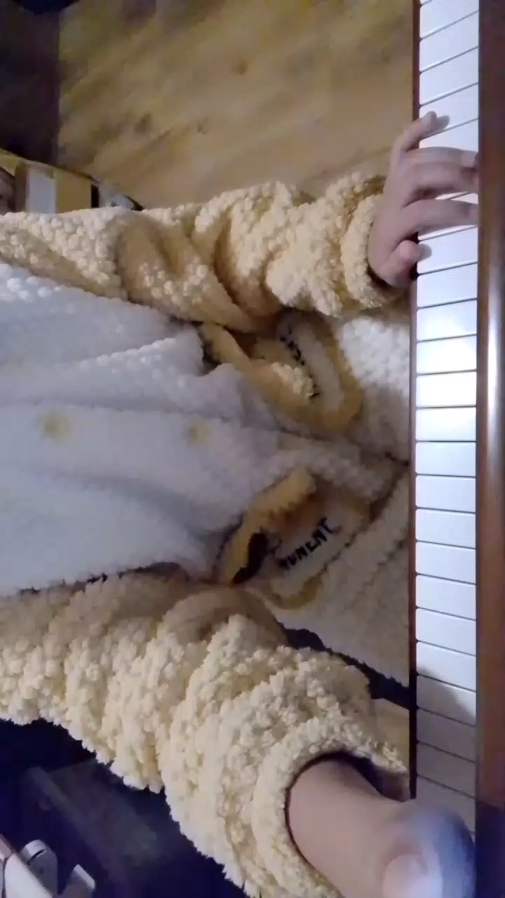 这首歌我听了一遍就想哭😭点个赞赞呗。世界在下沉，我们在狂欢。