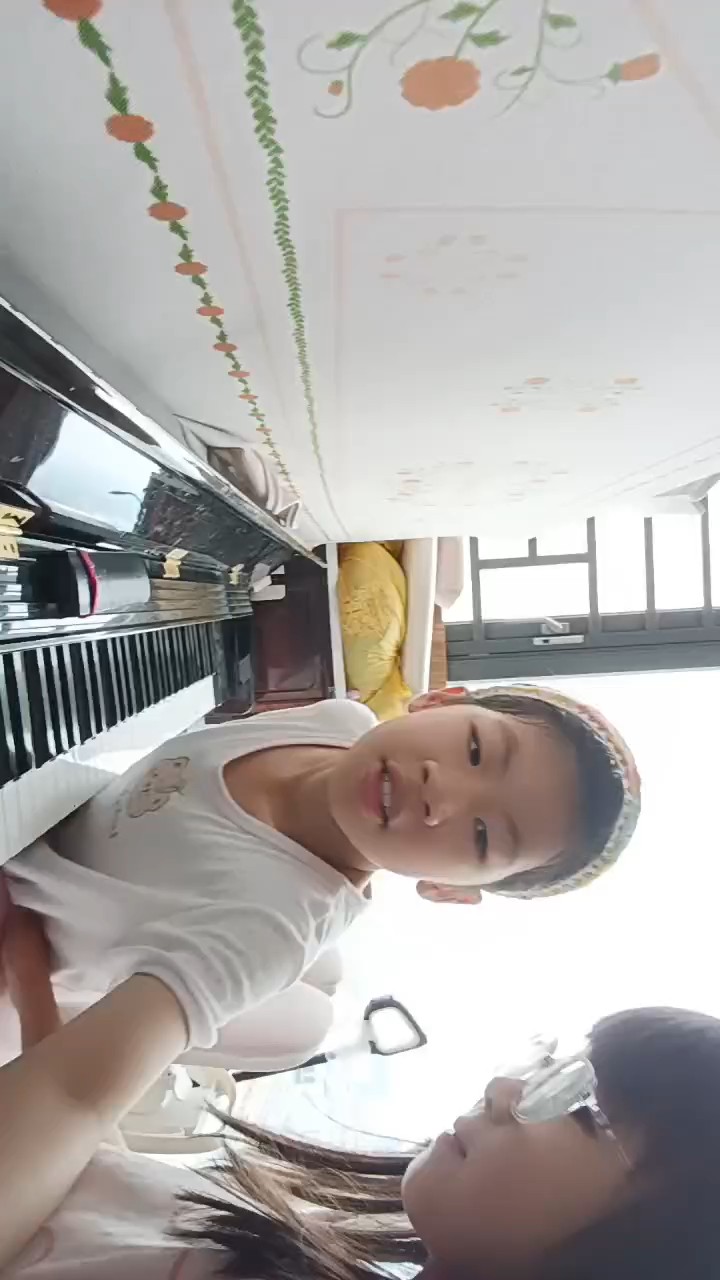 她唱我弹
