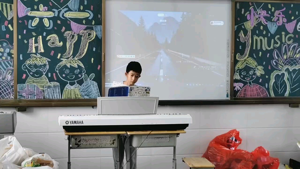 哥哥弹钢琴真棒