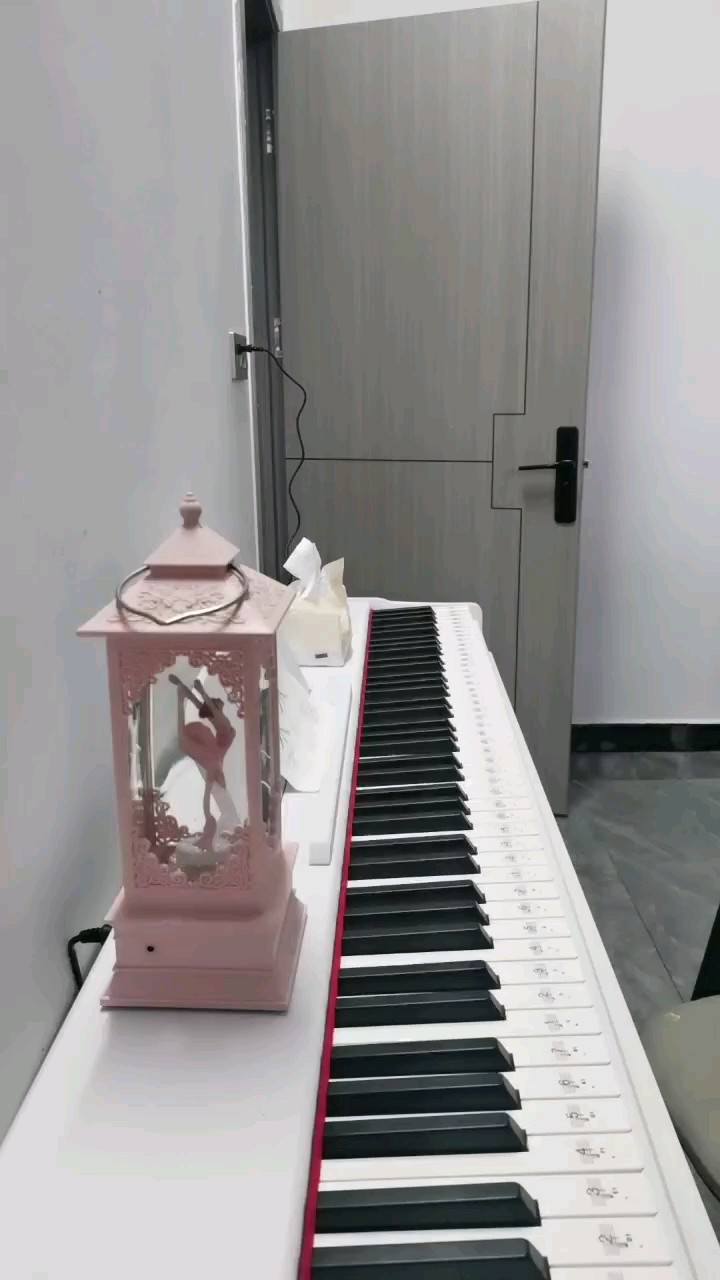 “把玫瑰藏于盛夏，把海棠藏于深秋”